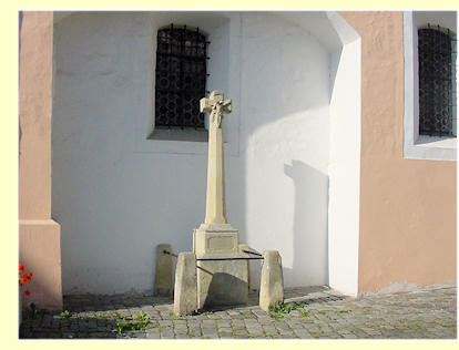 Kreuz vor der Ottokapelle in Kelheim im Altmühltal